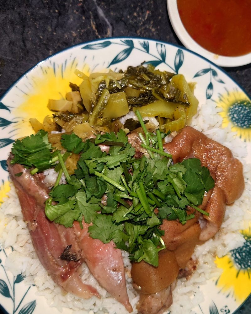 ข้าวขาหมูโปะผักกาดดอง โรยผักชี