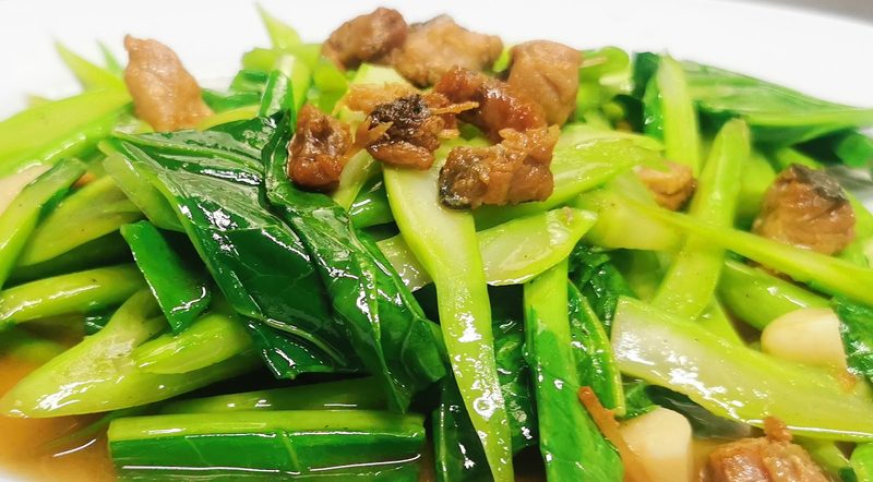 คะน้าผัดกับหมูกรอบและกระเทียม