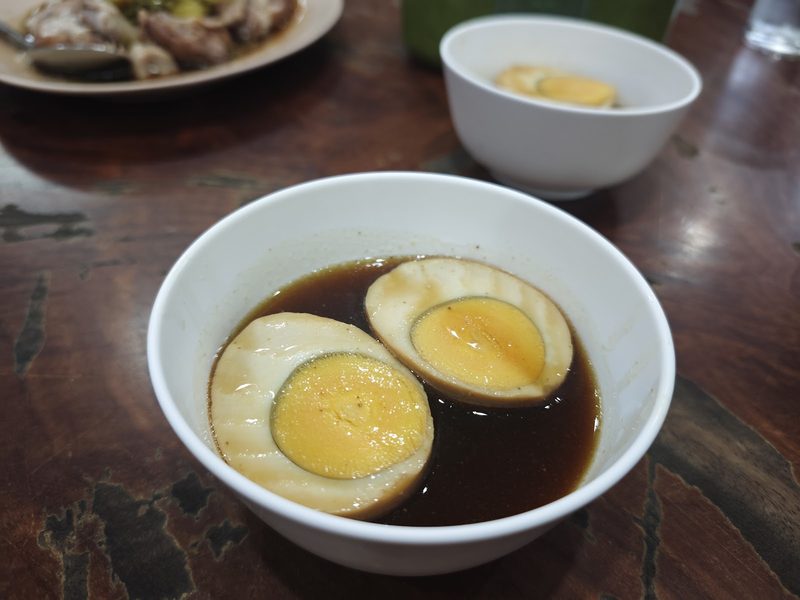 ไข่พะโล้ผ่าครึ่งในน้ำพะโล้สีเข้ม