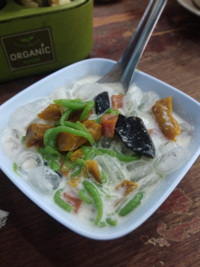 ลอดช่องในน้ำกะทิในชามขาว